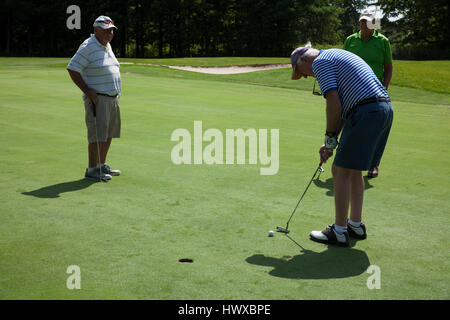 Ein sonniger Tag für Golf im Country club Stockfoto