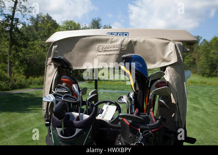 Rückansicht eines Golf-Cart auf der Strecke an einem sonnigen Tag. Stockfoto