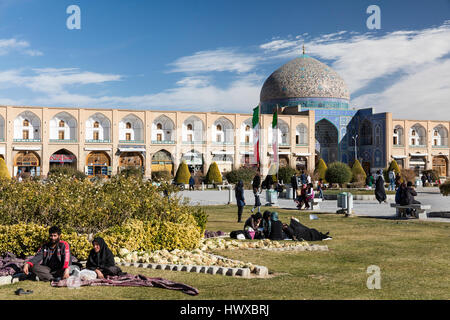 Imam-Platz in Isfahan mit Besuchern, darunter Picknicker, Tschador gekleidete Frauen und Kuppel des Sheikh Lotfallah Moschee Stockfoto