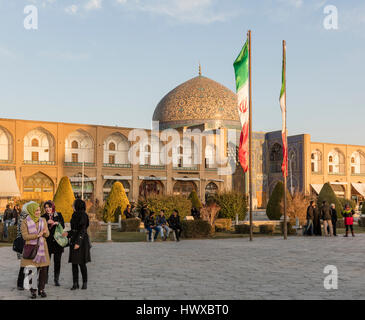 Imam-Platz in Isfahan mit Besuchern, darunter Familien, Tschador gekleidete Frauen und Kuppel des Sheikh Lotfallah Moschee Stockfoto