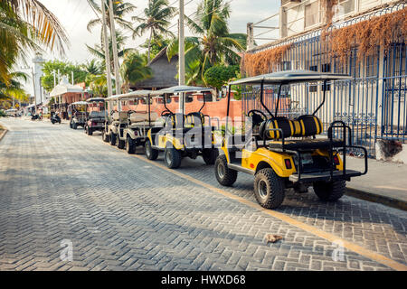 Golfautos auf der Straße von Isla Mujeres in Mexiko Stockfoto