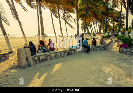 Menschen Emjoing Sonnenuntergang im Schatten der Palmen auf Isla Mujeres, Mexiko Stockfoto