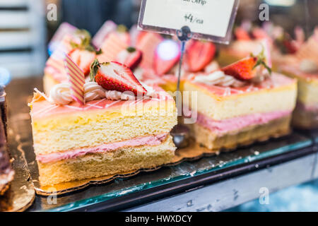Erdbeerkuchen Slice Streifen Vanille Schichten mit Rahm Stockfoto