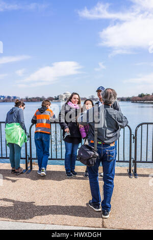 Washington DC, USA - 17. März 2017: Fotograf unter Bild der Familie Blick Tidal Basin und Thomas Jefferson Memorial von Zaun Stockfoto