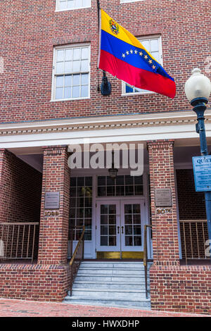 Washington DC, USA - 20. März 2017: Botschaft der Bolivarischen Republik Venezuela-Schild mit Flagge und Eingang Stockfoto