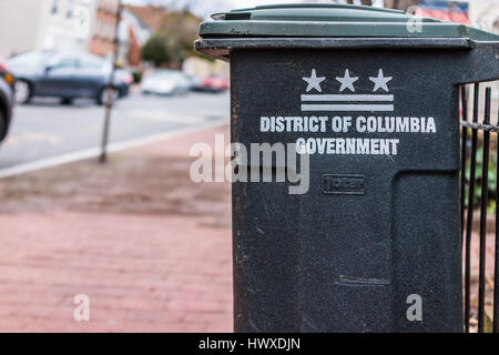 Washington DC, USA - 20. März 2017: District Of Columbia Regierung Zeichen auf Mülleimer auf Straße Stockfoto