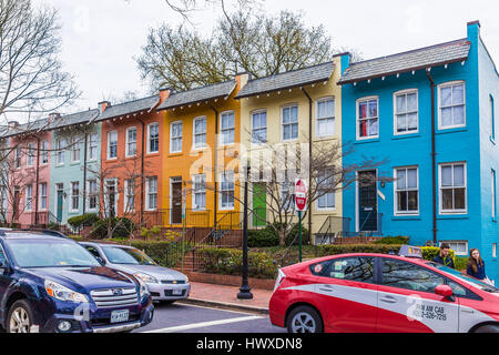 Washington DC, USA - 20. März 2017: Bunte Stadthäuser in Wohngegend im Stadtteil Georgetown mit Pkw-Verkehr auf Straße Stockfoto