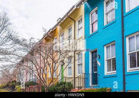 Washington DC, USA - 20. März 2017: Bunte Stadthäuser in Wohngegend im Stadtteil Georgetown mit Pkw-Verkehr auf Straße Stockfoto