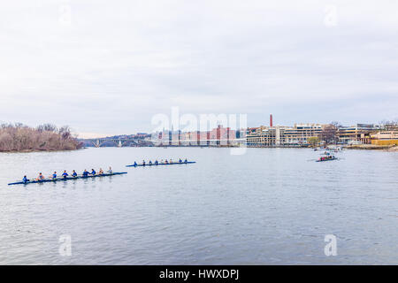 Washington DC, USA - 20. März 2017: Menschen Rudern am Potomac River auf vielen Booten mit Skyline von Georgetown Stockfoto