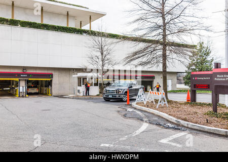 Washington DC, USA - 20. März 2017: Kennedy Center Schild mit Tiefgarage Stockfoto