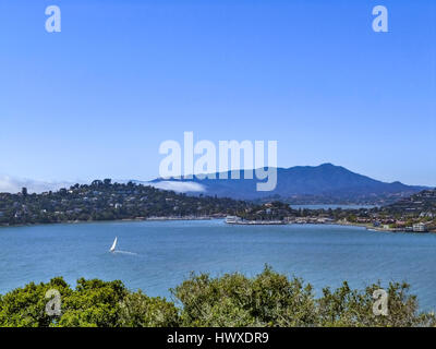 Skyline von Angel Island in San Francisco mit Segelboot und Häuser Stockfoto