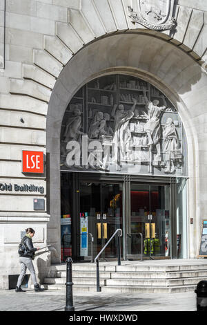 Eingang und Ausgang des alten Gebäudes der LSE (London School of Economics), Universität von London, England. Stockfoto