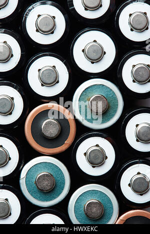 Nahaufnahme von AA-Batterien der Größe Ansicht von oben. Muster der Reihe Batterien Stockfoto