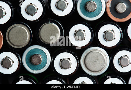 Mix von AA-Batterien der Größe. Muster der alkaline-Batterieoberfläche Stockfoto