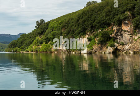 Schöne Küste der Kurilen See spiegelt sich im Wasser. Stockfoto