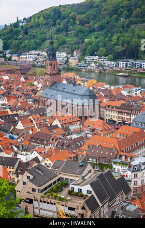 Luftaufnahme von Heidelberg Stadt, Baden-Wurttemberg Staat, Deutschland. Altstadt (Altstadt) und Kirche des Heiligen Geistes (Heiliggeistkirche) auf ein foregroun Stockfoto