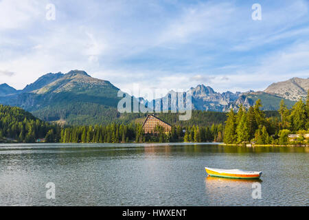 Berg See Strbske Pleso im Nationalpark Hohe Tatra, Slowakei. Abend-Sommer-Ansicht Stockfoto