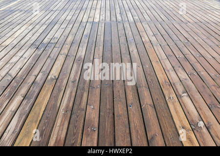 Alte hölzerne braun Hintergrundtextur mit Perspektive. Holzbohlen, die einem großen Pier bilden Stockfoto