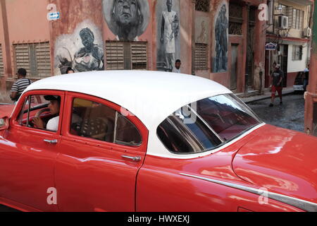 rotes Auto Straßenszene Havanna Kuba 2017 Stockfoto