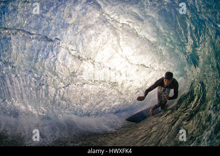 David Suhadolnik Surfen in der Röhre bei Sonnenaufgang im Torrey Pines State Beach, San Diego, Kalifornien. Stockfoto