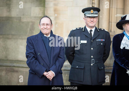 Eine Mahnwache ist in Albert Square, Manchester City Centre tHoward Bernstein Manchester Rat Exec Chef (links) und Ian Hopkins, GMP Polizeipräsident statt. Stockfoto