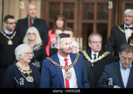 Eine Mahnwache ist in Albert Square, Manchester City Centre statt. Der Oberbürgermeister von Manchester Stadtrat Carl Austin-Behan Stockfoto