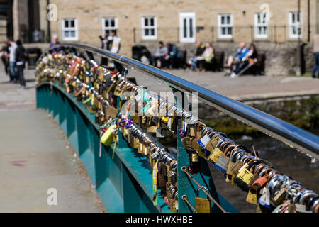 Lovelocks befestigt um Metallarbeiten zu überbrücken Stockfoto