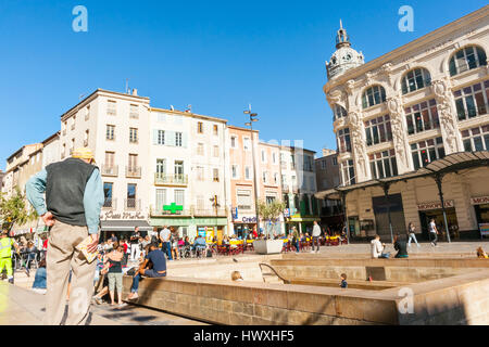 Städtische Straßen, Szenen und Architektur im Zentrum der Stadt mit alten Römerstraße bleibt La Via Domitia in Narbonne, Frankreich. Stockfoto