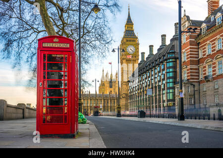 London, England - die ikonische britische alte rote Telefonzelle mit dem Big Ben im Hintergrund im Zentrum von London Stockfoto