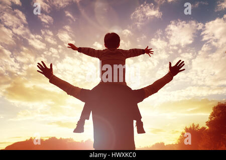 Zeit mit der Familie Vater und Sohn beobachten und den Sonnenuntergang zu loben Stockfoto