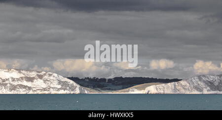 Lulworth Castle in Al-Arisch Mell Strand flankiert von erodierten Kreidefelsen zwischen Lulworth Cove im Westen und die Worbarrow-Bucht im Osten, Dorset UK Stockfoto