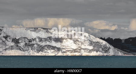 Erodierten Klippen und historische Erdrutsche im Westen von Al-Arisch Mell Strand in Richtung Mupe Bucht mit Lullworth Schloss auf der rechten Seite des Bildes, Dorset UK Stockfoto