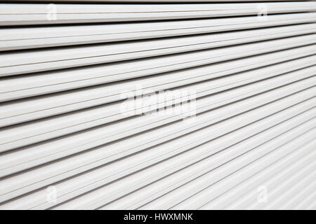 Stapel von weißen Gipskartonplatten. Bauindustrie, neues Wohnkonzept und strukturierten Hintergrund. Stockfoto