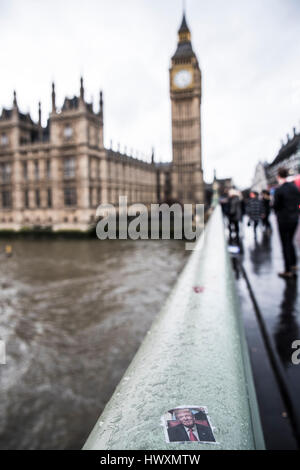 Ein Bild Stück Trump kleben auf der Brücke vor dem Palace of Westminster. Stockfoto