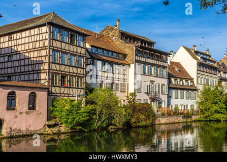 Gebäude über der Ill in Straßburg Stockfoto