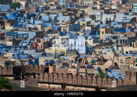 Die bunte Szenerie von den Wänden des Meharangarh Fort. Die Stadt Jodhpur in Rajasthan, auch genannt die blaue Stadt für die Farbe der Häuser. Stockfoto