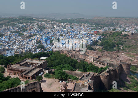 Die bunte Szenerie von den Wänden des Meharangarh Fort. Die Stadt Jodhpur in Rajasthan, auch genannt die blaue Stadt für die Farbe der Häuser. Stockfoto