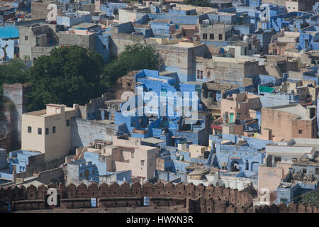 Die bunte Szenerie von den Wänden des Meharangarh Fort. Die Stadt Jodhpur in Rajasthan, auch genannt die blaue Stadt für die Farbe der Häuser. Stockfoto