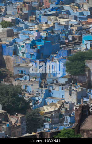 Die bunte Szenerie von den Wänden des Meharangarh Fort. Die Stadt Jodhpur in Rajasthan, auch genannt die blaue Stadt für die Farbe der Häuser. Stockfoto