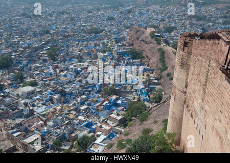 Die bunte Szenerie von den Wänden des Meharangarh Fort. Die Stadt Jodhpur in Rajasthan, auch genannt die blaue Stadt für die Farbe der Häuser. Stockfoto