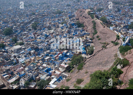 Die bunte Szenerie von den Wänden des Meharangarh Fort. Die Stadt Jodhpur in Rajasthan, auch genannt die blaue Stadt für die Farbe der Häuser. Stockfoto