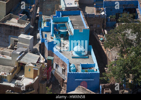 Die bunte Szenerie von den Wänden des Meharangarh Fort. Die Stadt Jodhpur in Rajasthan, auch genannt die blaue Stadt für die Farbe der Häuser. Stockfoto