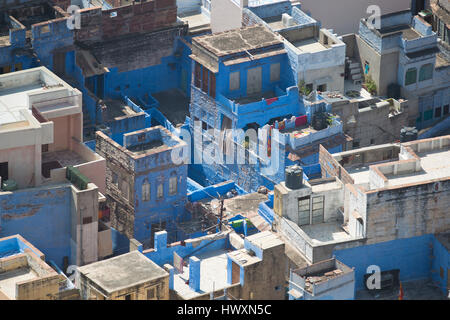 Die bunte Szenerie von den Wänden des Meharangarh Fort. Die Stadt Jodhpur in Rajasthan, auch genannt die blaue Stadt für die Farbe der Häuser. Stockfoto