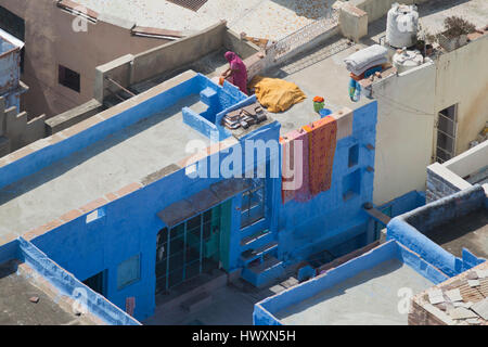 Die bunte Szenerie von den Wänden des Meharangarh Fort. Die Stadt Jodhpur in Rajasthan, auch genannt die blaue Stadt für die Farbe der Häuser. Stockfoto