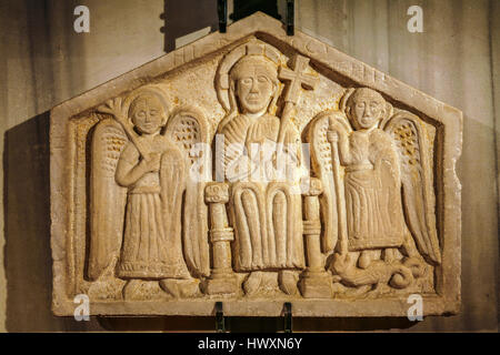 Italien-Emilia-Romagna-Sarsina: Co-Cathedral Kirche gewidmet SSanta Maria Annunziata: Basrelief der thronende Christus mit den Erzengeln Gabriel und Michael X. Jh. Altar Darstellung gedämpft den Teufel Stockfoto