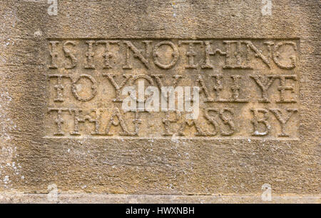 Cirencester - ist es nichts für euch alle ihr, die Inschrift am Kriegerdenkmal in Cirencester, Gloucestershire im März vorbei Stockfoto