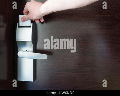 Junger Mann Eröffnung Hotel Zimmer Elektronikschloss mit Key-card Stockfoto