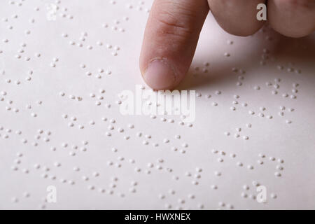 Blinde Person berühren Buch, geschrieben in Braille-Schrift zu schreiben, es zu lesen. Hilfe Blindheit, Sehbehinderung, unabhängige Lebenskonzept. Stockfoto