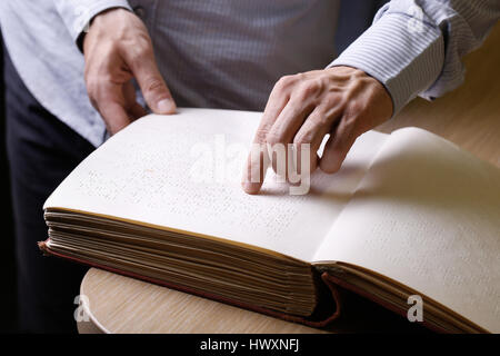 Blinde Person berühren Buch, geschrieben in Braille-Schrift zu schreiben, es zu lesen. Hilfe Blindheit, Sehbehinderung, unabhängige Lebenskonzept. Stockfoto