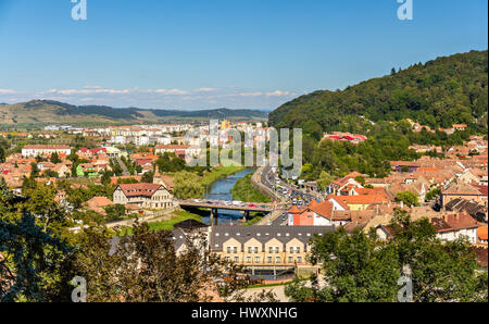 Ansicht von Sighisoara/Schäßburg über den Fluss Tarnava - Rumänien Stockfoto